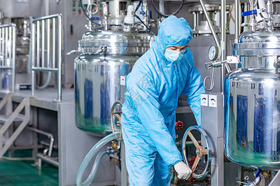 化工廠工人檢查機(jī)器運(yùn)行